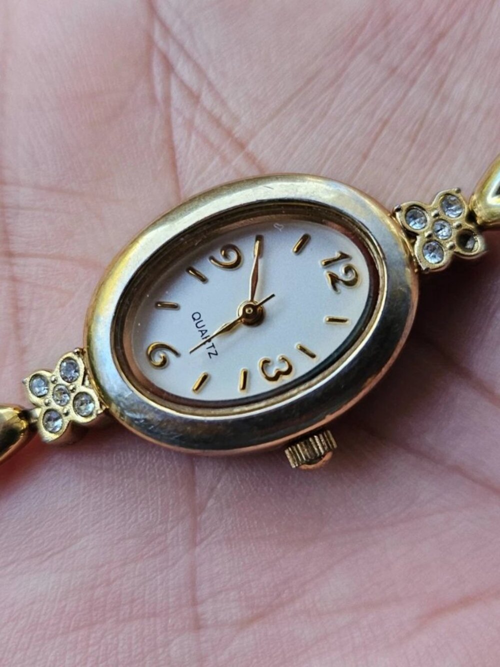Vintage Wristwatch Gold Tone Metal Bracelet Analog Quartz Ladies Watch